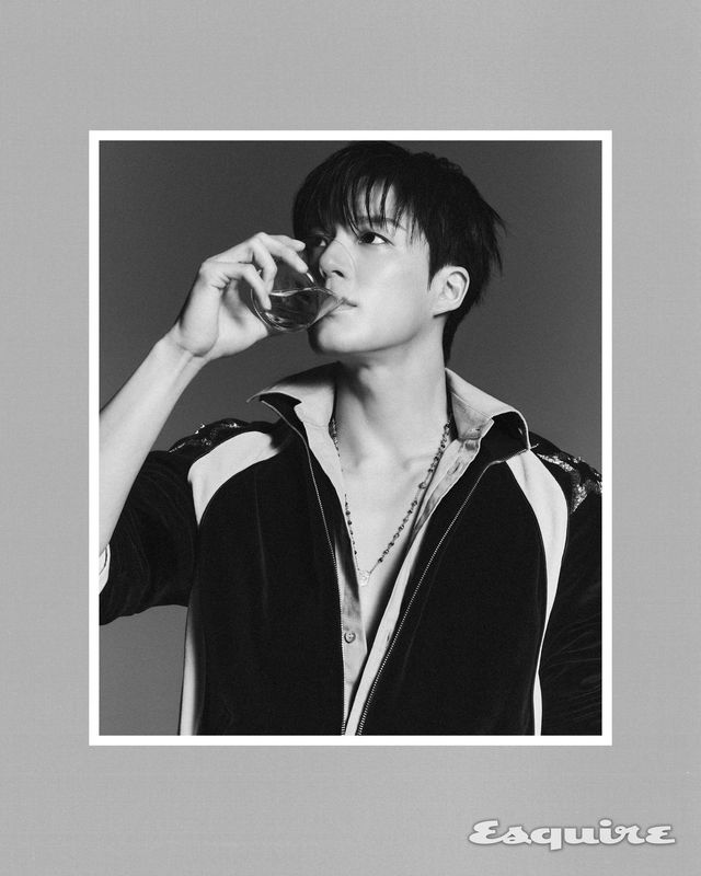 네크리스, 돌체앤가바나. 셔츠, 자켓, 팬츠, 신발 모두 발렌티노. 