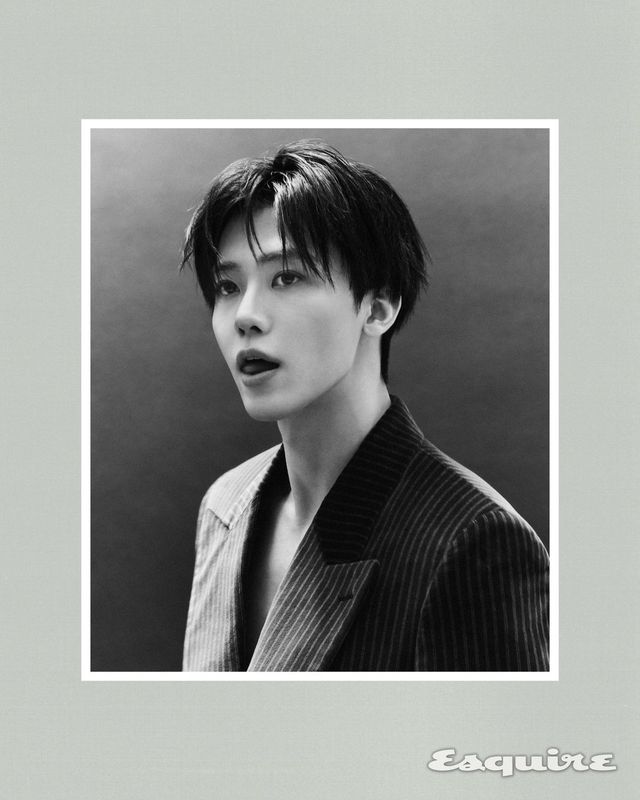  블레이저, 팬츠, 슈즈 모두 아미리.