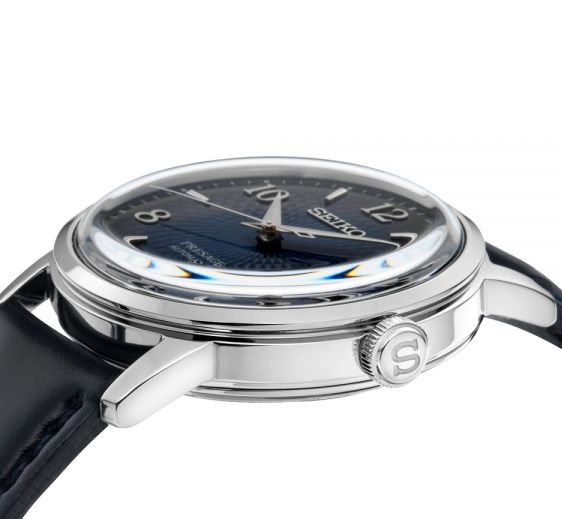 돔형 사파이어 글라스와 슬림한 케이스 라인이 어우러진 측면 디자인. 클래식한 비율이 돋보인다. / 이미지 출처: 세이코