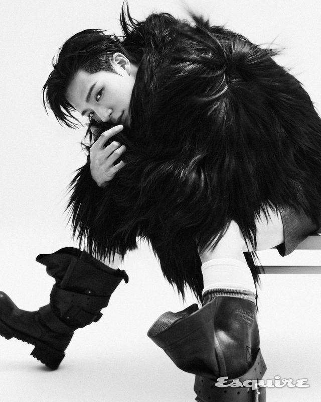  퍼 재킷, 한나신. 셔츠, 팬츠, 타이 웰던. 양말,신발 모두 스타일리스트 소장품. 