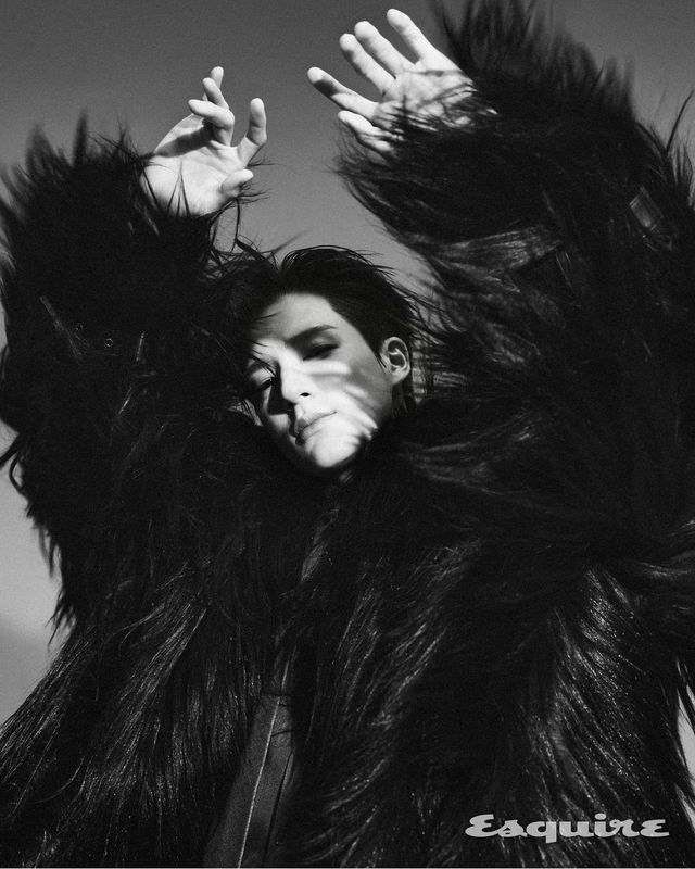  퍼 재킷, 한나신. 셔츠, 팬츠, 타이 웰던. 양말,신발 모두 스타일리스트 소장품. 