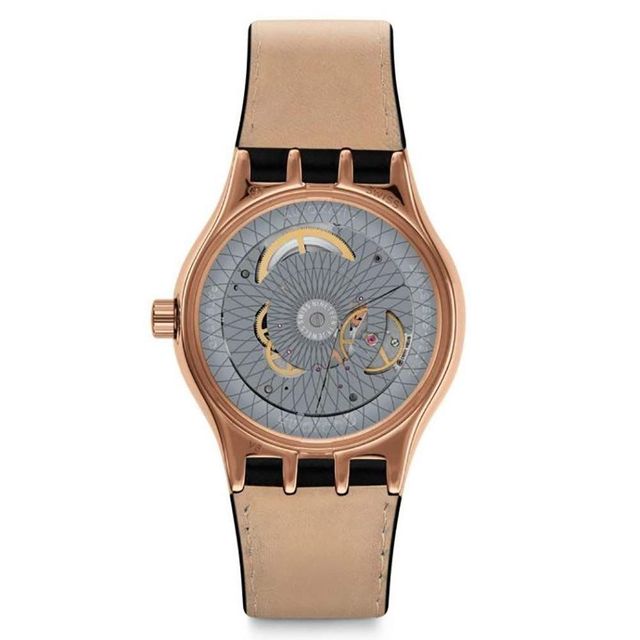 스와치 시스템 로지(YIG400)의 백케이스. 투명하게 만들어 무브먼트의 움직임을 확인할 수 있다. / 이미지 출처: 스와치