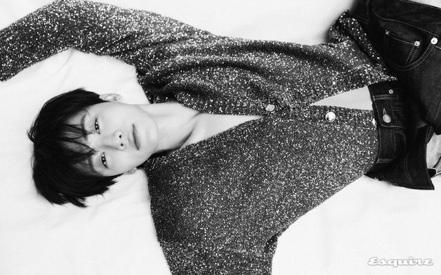 팬츠 준지, 슈즈 드리스 반 노튼, 카디건 스타일리스트 소장품. 오른손 약지에 낀 반지 비부스(VIVUS), 검지에 낀 반지 로우하이드(RawHyde) 왼손 검지와 약지에 낀 반지 스반달. 중지에 낀 반지 비부스. 