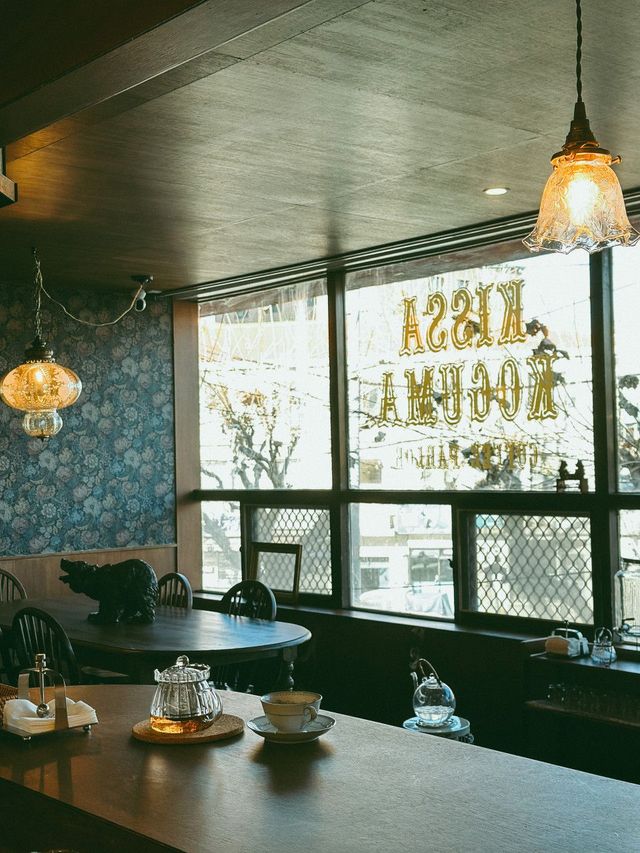 플라워 패턴의 벽지와 앤티크한 가구, 소품이 조화롭게 어우러진다. / 출처: 킷사고구마 네이버지도 업체 제공