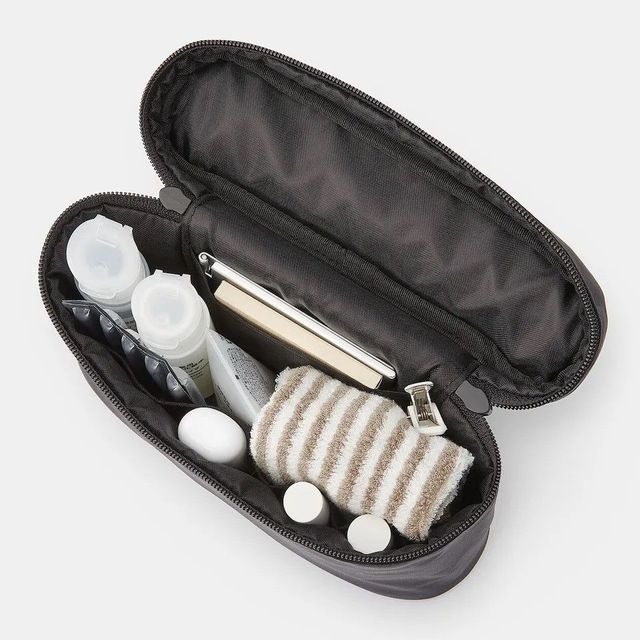 넉넉한 수납력을 자랑하는 슬림형 파우치. / 이미지 출처: 무인양품