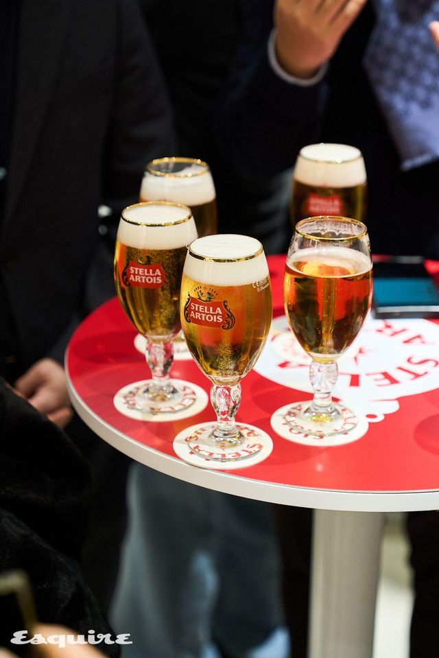 스텔라 아르투아의 전용잔인 첼리스는 마치 성배와도 같은 모양새를 자랑한다. 