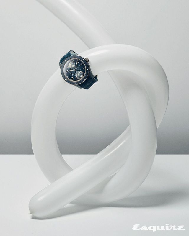 43.5mm 티타늄 케이스와 러버 스트랩의 몽블랑 1858 지오스피어 제로 옥시젠 마운트 빈슨 리미티드 에디션.