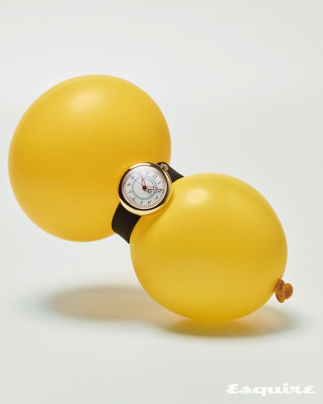 39mm 골드 케이스와 카프 레더 스트랩의 몬테레이 워치.