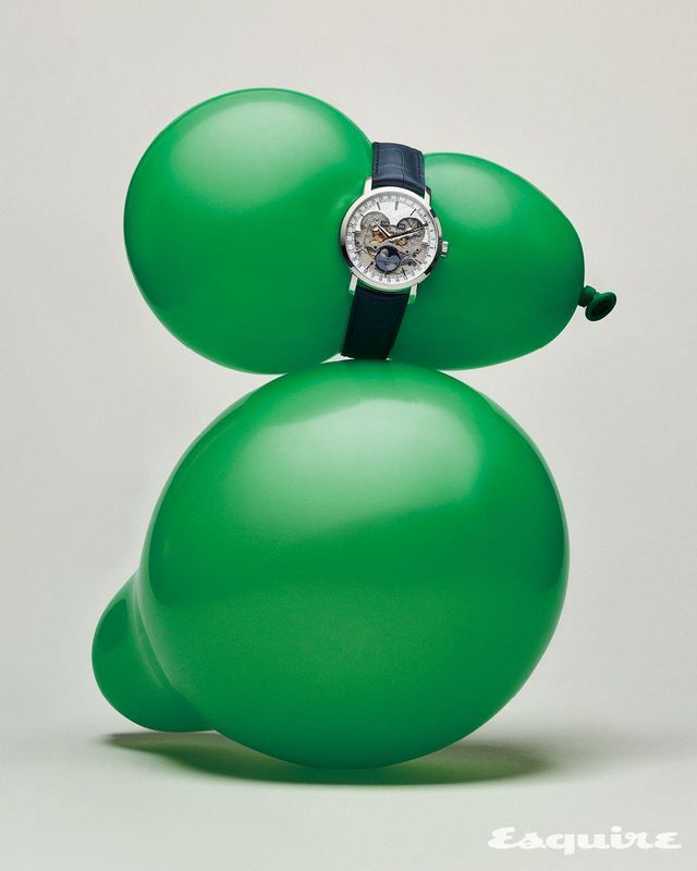 41mm 플래티넘 케이스와 앨리게이터 레더 스트랩의 트래디셔널 컴플리트 캘린더 오픈페이스.