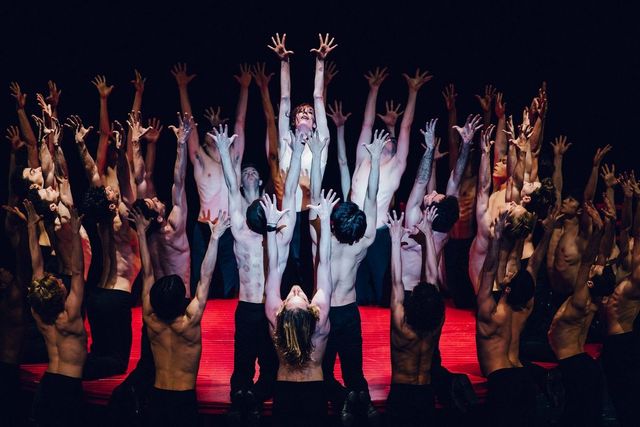 〈볼레로〉는 라벨의 동명 음악 ‘볼레로’를 바탕으로, 반복과 누적의 구조가 만들어내는 압도적인 에너지를 움직임으로 극대화한 작품이다. / 출처: 바이브컴퍼니 제공