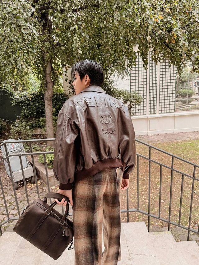 브라운 레더 재킷은 블랙 레더 재킷 대신 좋은 선택지가 되기도 한다./ 이미지출처: 뷔 인스타그램 @thv 