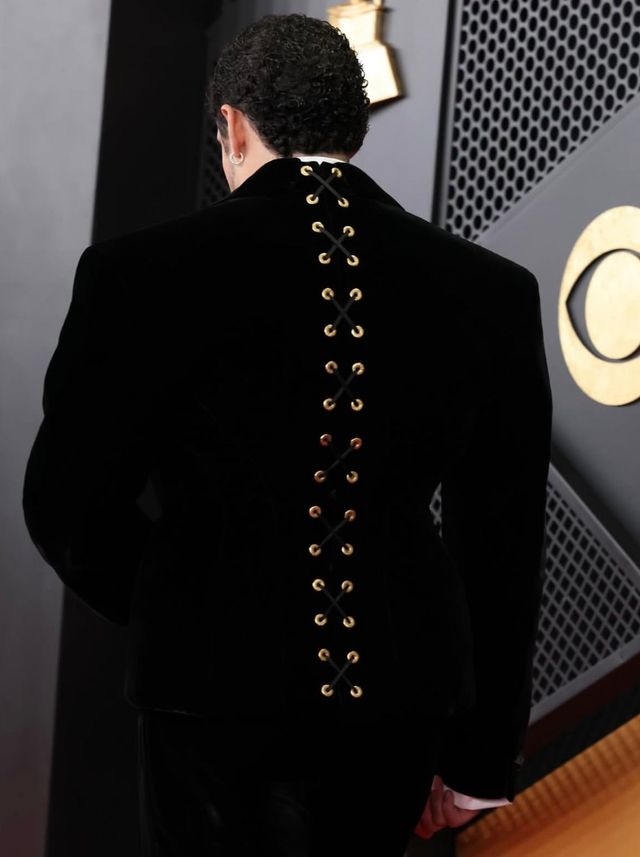 제68회 그래미 어워드 시상식에서 스카아파렐리의 꾸뛰르 피스를 입고 레드카펫에 선 배드 버니의 모습. / 이미지 출처: 인스타그램 @schiaparelli