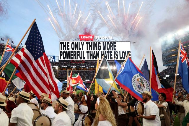 많은 댄서들이 아메리카 대륙의 모든 국기를 들고 피날레를 장식한다. / 출처: 게티이미지스