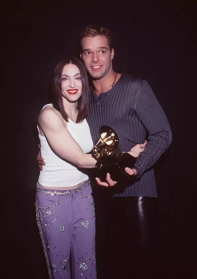 제41회 그래미 어워드 시상식의 백스테이지에서 마돈나와 리키 마틴이 나란히 사진을 찍은 모습. / 이미지 출처: 게티 이미지. 