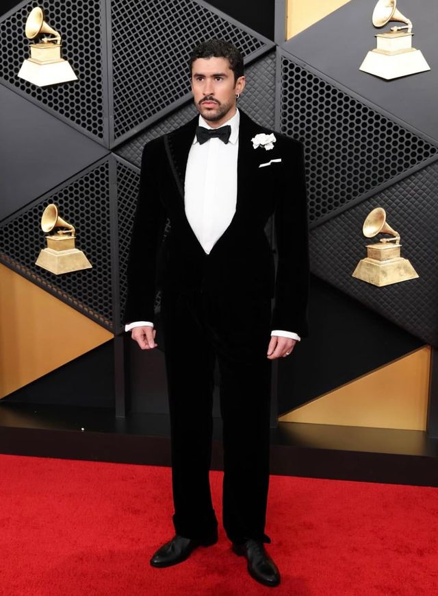 제68회 그래미 어워드 시상식에서 스카아파렐리의 꾸뛰르 피스를 입고 레드카펫에 선 배드 버니의 모습. / 이미지 출처: 인스타그램 @schiaparelli