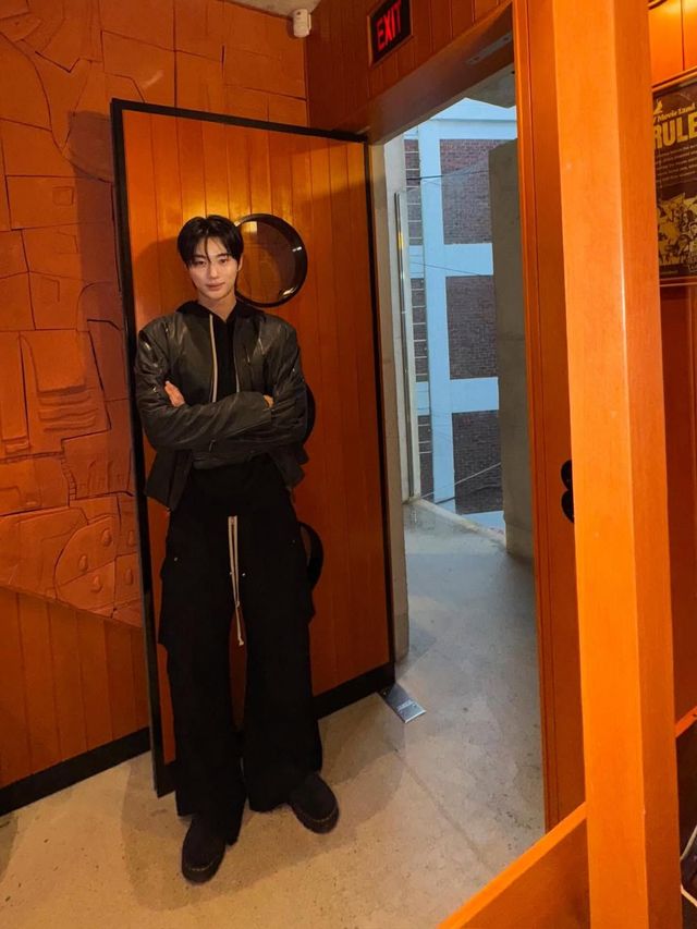 레더 재킷 스타일링이 어렵다면 블랙 조거팬츠와 함께 입어보자 / 이미지출처: 변우석 인스타 @byeonwooseok