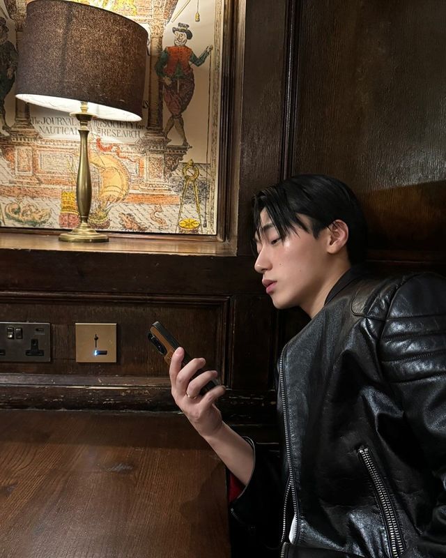 레더 재킷에 흰 티는 클래식이다 / 이미지출처: 에이티즈 산 @choi3an