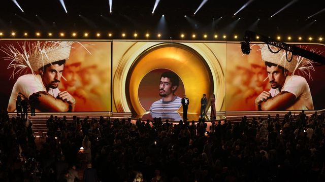 제68회 그래미 어워드 올해의 앨범을 수상한 배드 버니의 모습. / 이미지 출처: www.reuters.com