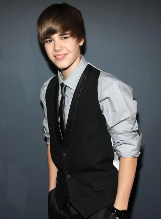 제52회 그래미 어워드 시상식에서 포멀한 룩을 선보이는 16살의 저스틴 비버의 앳된 모습. / 이미지 출처: 게티 이미지. 