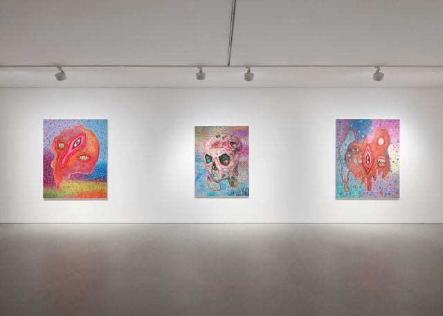 그로테스크함이 다채로운 색감, 그리고 장식성과 충돌하며 자아내는 기이함을 바탕으로 주제의식을 드러낸다. / 출처: 국제갤러리 제공