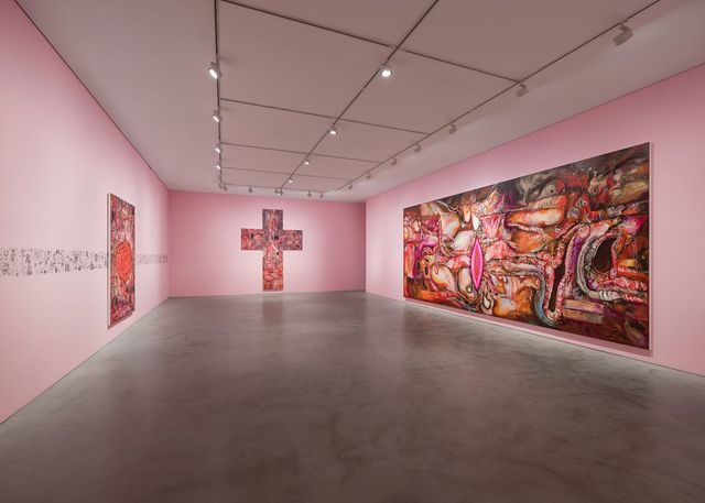 영적 영역을 상징하는 십자가는 내장 이미지로 장식된 채 ‘여성화’되어 있다. / 출처: 국제갤러리 제공