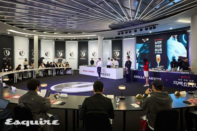 행사장의 전경. 스텔라 아르투아만의 첼리스 잔 디자인을 차용한 흑과 백의 로고가 눈에 띈다. 