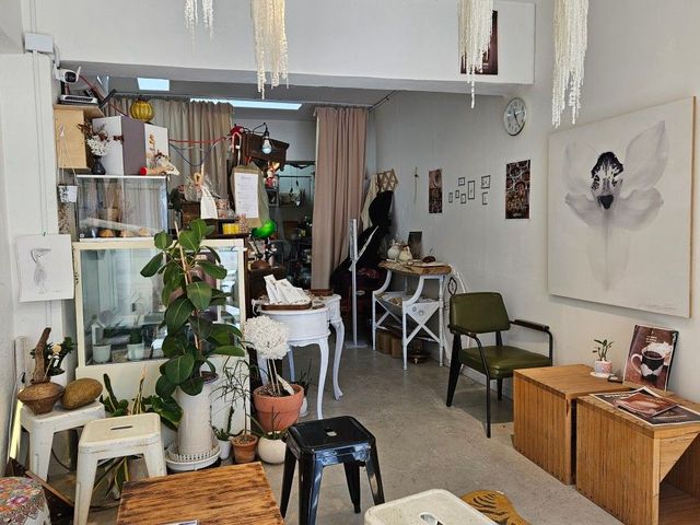 매장 인테리어가 작은 쇼룸이나 작업실을 연상시킨다.