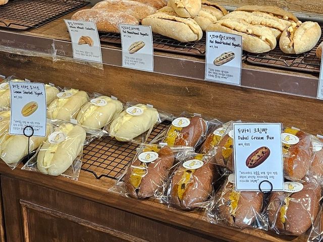 견과류 버터를 직접 만든다.