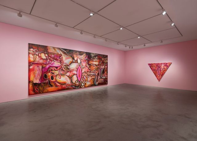 성삼위일체와 원근법의 역사 이래 인간의 이성을 상징해온 삼각형이 거꾸로 걸려 있다. / 출처: 국제갤러리 제공