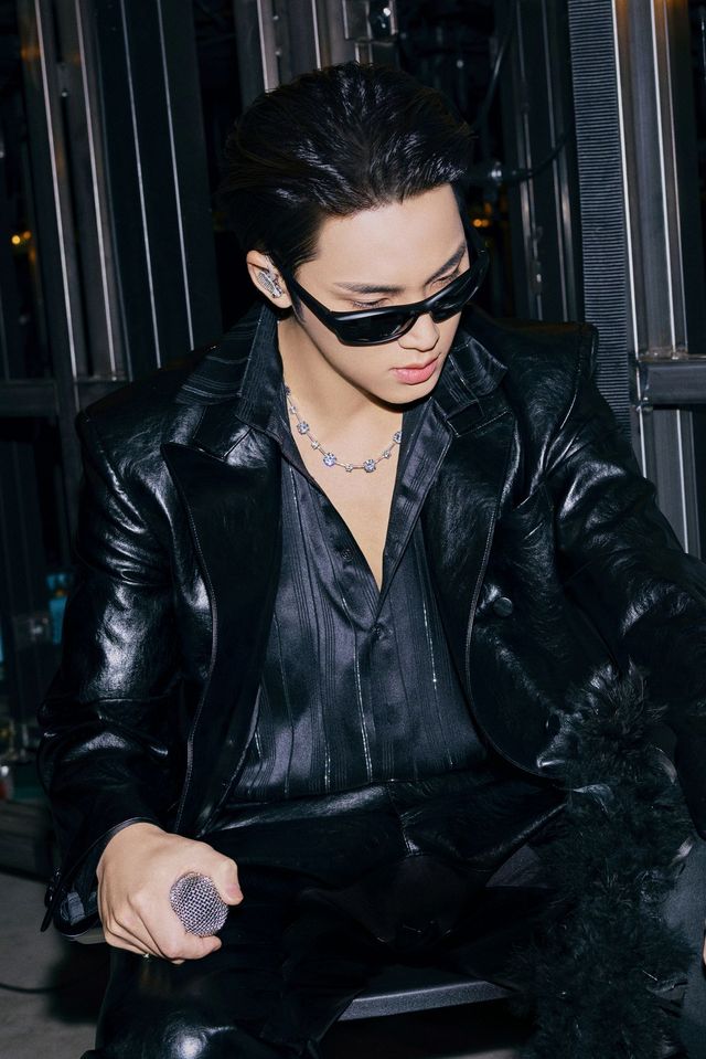 공연에 오를 준비를 하는 민규