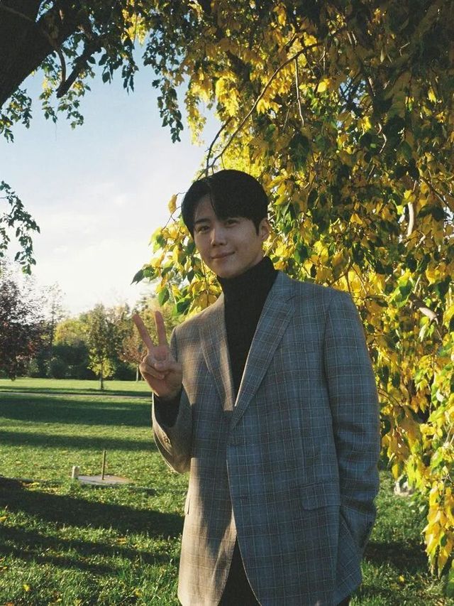 다정하고 따뜻한 인상을 남기는 김선호의 브라운 체크 재킷 스타일링 / 이미지 출처: 넷플릭스, 김선호 인스타그램 @seonho__kim