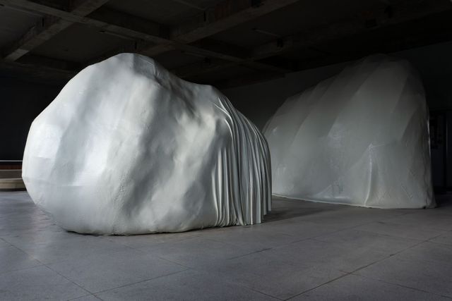 0개의 기둥 1. 2022. 젖은 흙, 혼합재료, 향. 380 x 170 x 245 cm, 550 x 240 x 340 cm.작가및타데우스로팍갤러리,런던•파리•잘츠부르크•밀라노•서울제공 ©Juree Kim