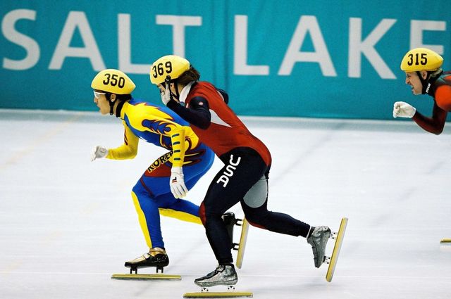 김동성에게 진로 방해 성격의 실격을 선언했고, 안톤 오노가 금메달을 목에 걸게 됐다. / 출처: 게티이미지스