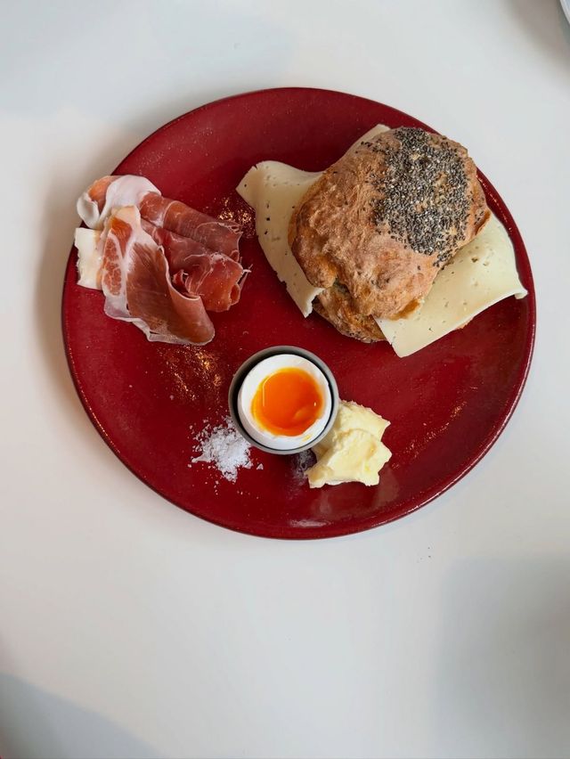 플레인 크레페와 모닝번 플레이트. 이미지 출처 : 인스타그램 @dekad.park