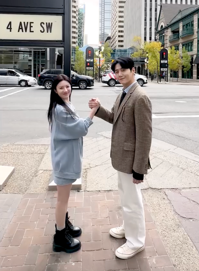 다정하고 따뜻한 인상을 남기는 김선호의 브라운 체크 재킷 스타일링 / 이미지 출처: 넷플릭스, 김선호 인스타그램 @seonho__kim