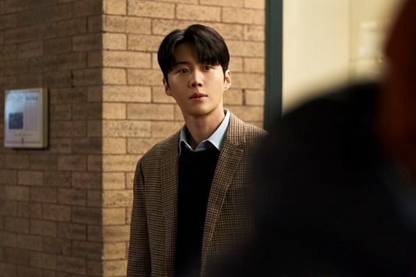 다정하고 따뜻한 인상을 남기는 김선호의 브라운 체크 재킷 스타일링 / 이미지 출처: 넷플릭스, 김선호 인스타그램 @seonho__kim