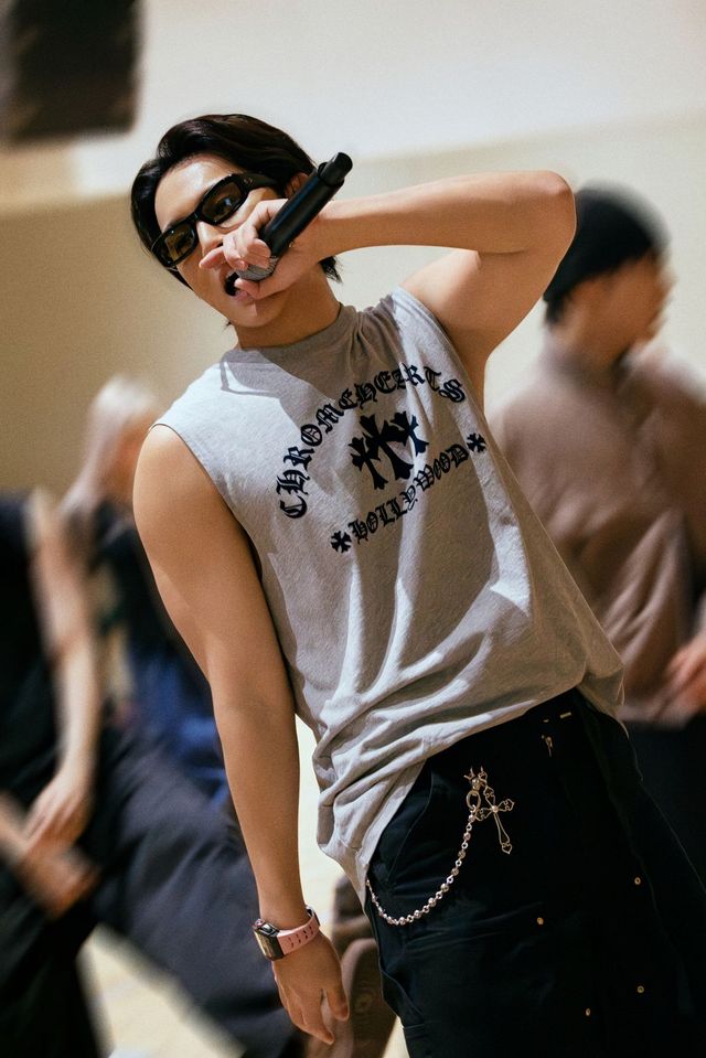 연습실에서 공연 연습 중인 민규