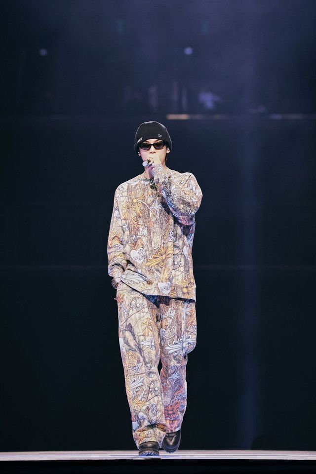 편한 복장으로 리허설을 진행하는 민규