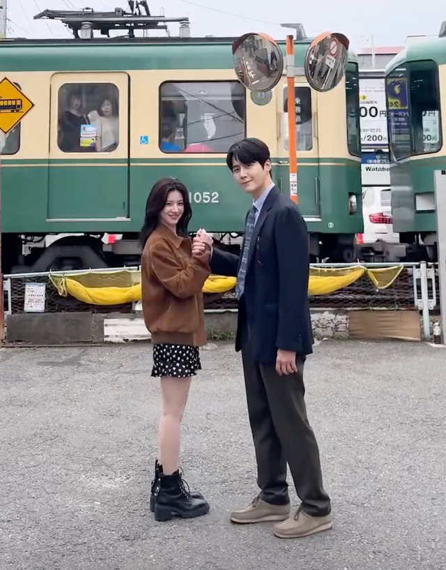 빳빳한 비즈니스 맨 말고, 디테일로 완성하는 김선호의 캐주얼 셋업 스타일링 / 이미지 출처: 넷플릭스, 김선호 인스타그램 @seonho__kim