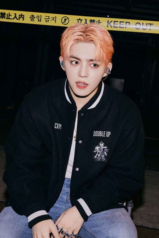 콘서트 백스테이지에서 투어 머치를 착용한 에스쿱스