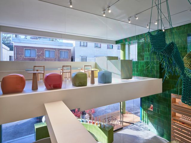 2층의 카페에서는 매장 중앙 천장에 설치된 이광호 작가의 커스텀 작품을 보다 가까이서 감상할 수 있다. / 출처: 브랜드 제공