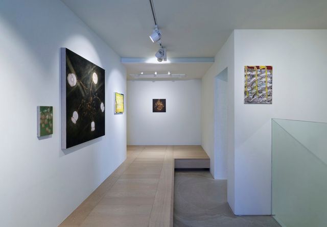 서로 다른 온도의 회화가 한 공간에서 팽팽하게 맞서며, 그 긴장감이 전시를 더욱 매력적으로 만든다. / 출처: 라흰갤러리