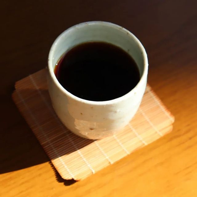 담박한 도자기 잔에 내어주는 ‘드립 커피’. / 이미지 출처: 군중과 고독 사이 인스타그램