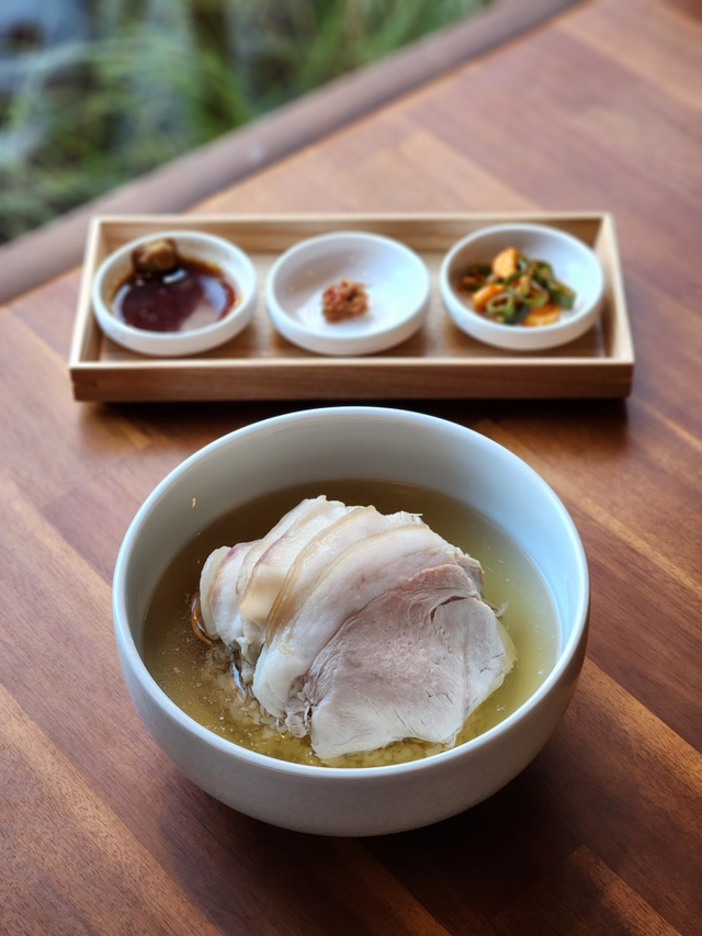 보리밥 알갱이의 꼬들한 식감이 연한 수육, 맑은 국물과 만나 한층 완성도 높은 맛을 낸다. / 출처: 네이버 업체 등록 