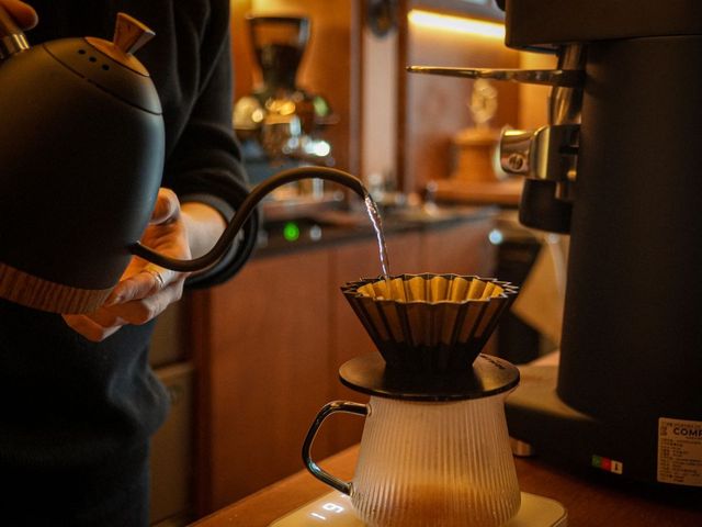 2016 ‘코리아 브루어스 컵’과 2023 ‘디 에스프레소 슬레이어’의 챔피언을 차지한 김충현 바리스타가 내려주는 커피를 맛볼 수 있는 ‘스핀 오프 커피’. / 이미지 출처: 스핀 오프 커피 네이버지도 업체 제공 이미지