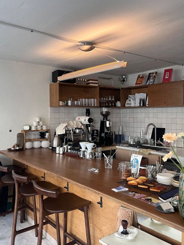 우드톤의 인테리어가 차분하고 편안한 분위기를 자아낸다. / 이미지 출처: 애프터테이스트 네이버지도 업체 제공 이미지