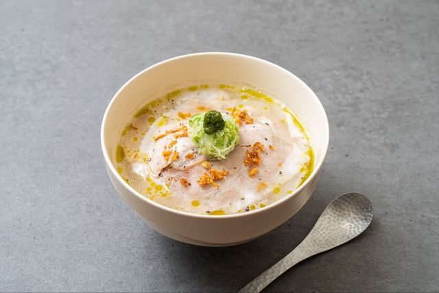 부추 페스토, 유자 새우젓, 청양고추 콩피 오일 등 개성있는 곁들임이 더해져 국밥 한 그릇으로 다채로운 맛을 즐길 수 있다. / 출처: 백랑 공식 인스타그램(@backrang_seoul)