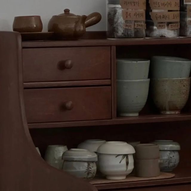내부에 진열된 다구들로 인해 얼핏 티룸으로 보이기도 한다. / 이미지 출처: 군중과 고독 사이 인스타그램