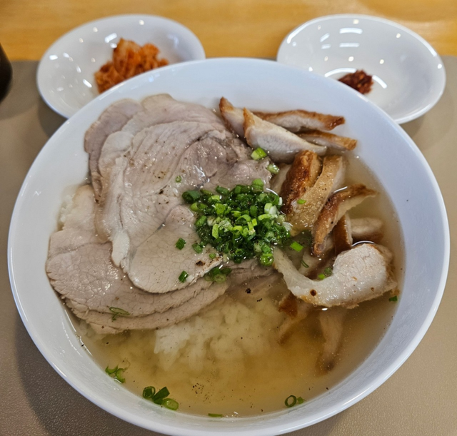 부산 항정국밥을 현대식으로 재해석했다. 오븐에 구워 기름기를 뺀 항정살, 맑고 담백한 국물이 특징이다. / 출처: 네이버 업체 등록 