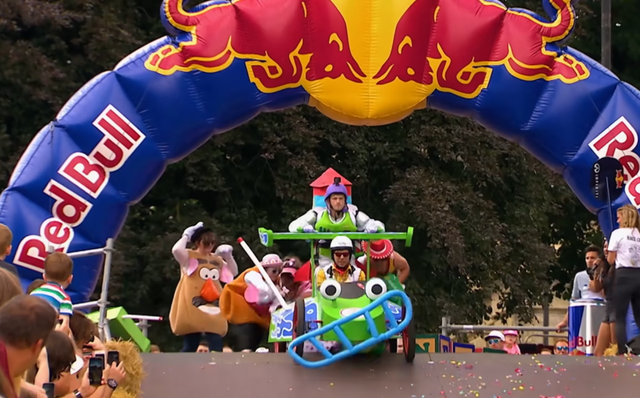 독특한 콘셉트의 카트와 참가자들의 복장이 이 대회의 가장 큰 묘미다. / 출처: 레드불 공식 유튜브 채널 